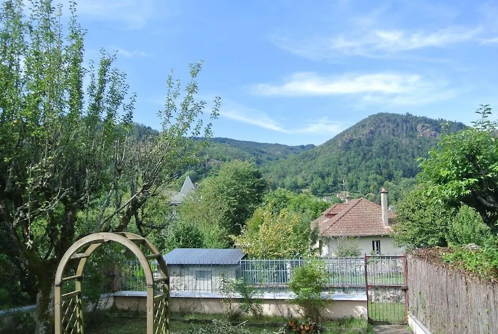 Holiday home Gite Des Hirondelles Vic-sur-Cere