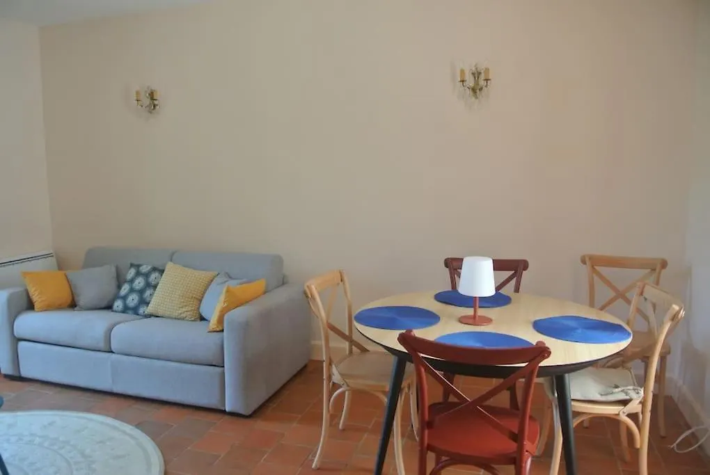 Holiday home Gite Des Hirondelles Vic-sur-Cere