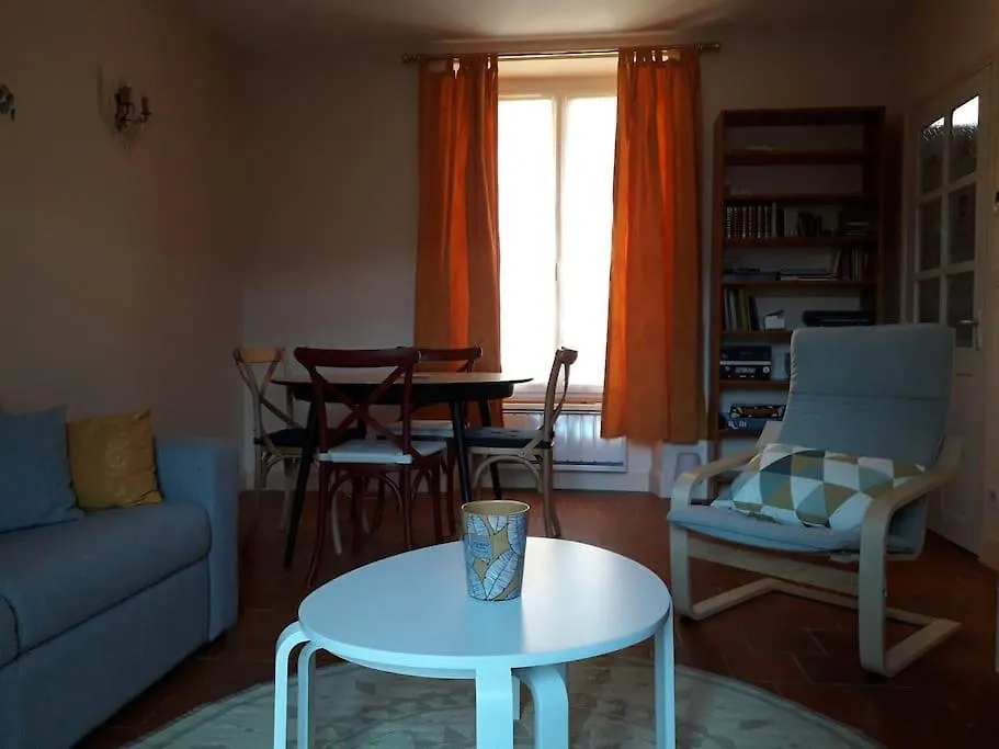 Holiday home Gite Des Hirondelles Vic-sur-Cere